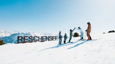 Familie im Skigebiet Schöneben-Reschensee