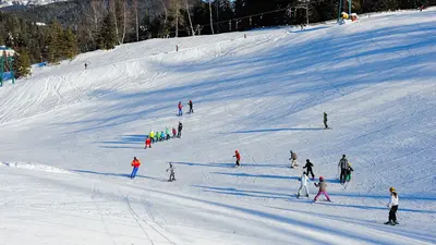 Skifahrer im Skigebiet Birkenlift
