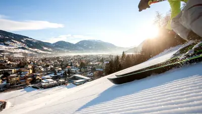 Blick auf Skifahrer und Ort des Skigebiets Lienzer Bergbahnen