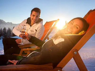 Paar trinkt Sekt in Liegestühlen im Skigebiet Lienzer Bergbahnen © Martin Lugger, Lienzer Bergbahnen AG