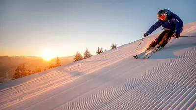 Skifahrer im Sonnenuntergang bei den Lienzer Bergbahnen