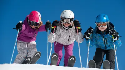 Kinder beim Skifahren
