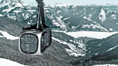 Blick auf eine Porsche-Gondel im Skigebiet Schmitten