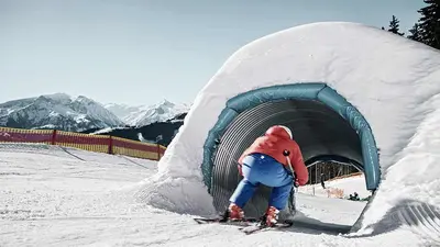 Skifahrer fährt durch einen Tunnel auf der Funslope in Schmitten