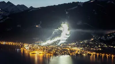 Blick auf die beleuchtete Nightslope in Schmitten mit Sicht auf Zell am See