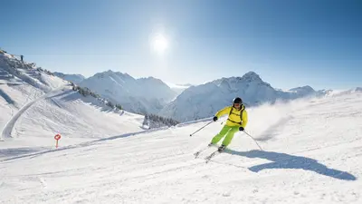 Skifahrer bei einer Abfahrt am Widderstein