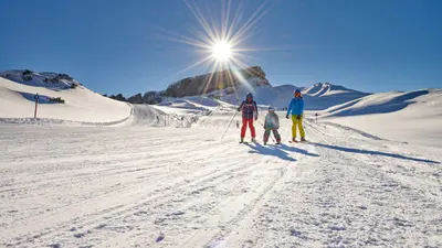 Familie beim Skifahren auf dem Ifen