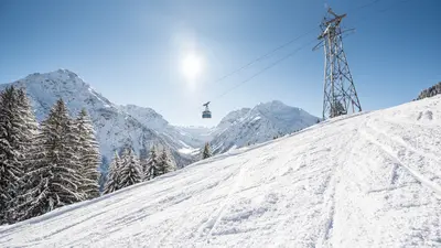 Gondel vor Traum-Panorama im Skigebiet Ifen-Heuberg-Walmendingerhorn