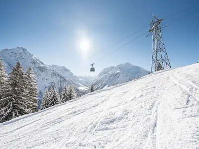 Gondel vor Traum-Panorama im Skigebiet Ifen-Heuberg-Walmendingerhorn © OBERSTDORF·KLEINWALSERTAL BERGBAHNEN