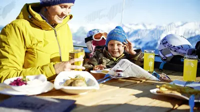 Mittagspause im Bergrestaurant Tafel & Zunder im Skigebiet Ifen