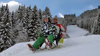 Zwei Rodler auf der Rodelstrecke an den Gaaler Liften