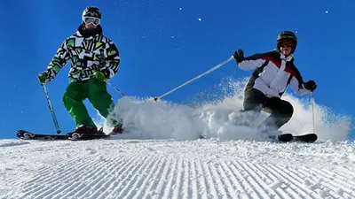 Zwei Skifahrer auf der Piste im Skigebiet Gaaler Lifte