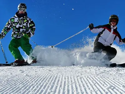Zwei Skifahrer auf der Piste im Skigebiet Gaaler Lifte © Gaaler Lifte GmbH