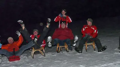 Gruppe von Rodlern beim Nachtrodeln an den Gaaler Liften
