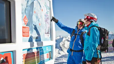 Freerider an einer Infotafel in Sportgastein