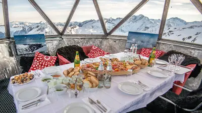 Gedeckter Tisch beim Gipfelfrühstück in Sportgastein