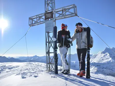 Skifahrer am Gipfelkreuz in Sportgastein © Gasteiner Bergbahnen AG