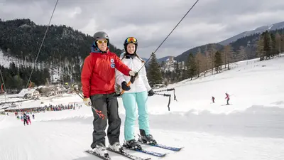 Paar im Schlepplift der Wunderwiese