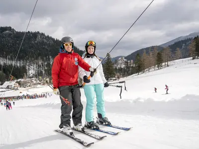 Paar im Schlepplift der Wunderwiese © Niederösterreich Bahnen / Zwickl