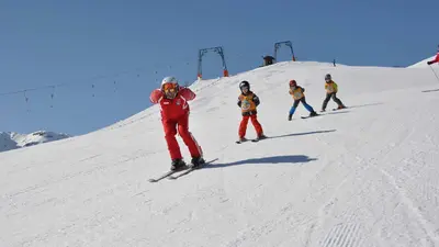 Kinder beim Skikurs