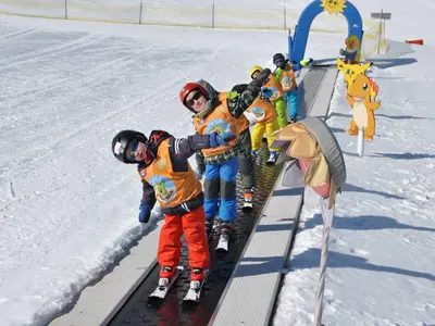 Kinder auf dem Förderband © Andreas Bernhart