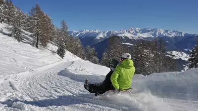 Rodler auf der Rodelbahn