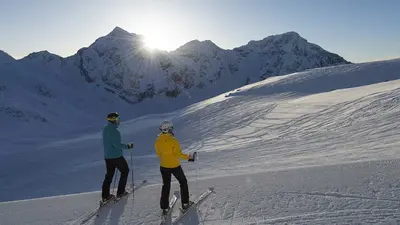 Skifahrer vor einer Bergkulisse
