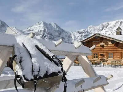 Rucksack am Skiständer vor einer Hütte © Seilbahnen Sulden