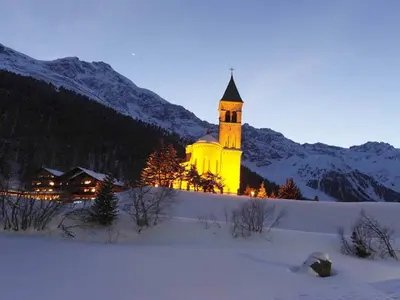 Beleuchtete Kirche © Seilbahnen Sulden
