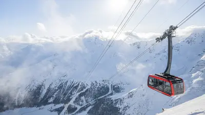 Mit einer Gesamtlänge von ca. 2.150 m legt die Seilbahn einen Höhenunterschied von ca. 1.180 m in weniger als 6 Minuten zurück und überwindet dabei maximale Steigungen in der Größenordnung von 100%.