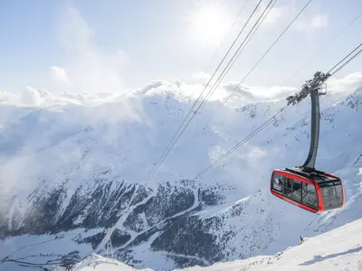Mit einer Gesamtlänge von ca. 2.150 m legt die Seilbahn einen Höhenunterschied von ca. 1.180 m in weniger als 6 Minuten zurück und überwindet dabei maximale Steigungen in der Größenordnung von 100%. © Schnalstal / Harald Wisthaler