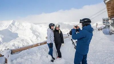 Fotopause vor dem Schnalstaler Bergpanorama