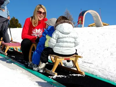 Schlittenfahren in Luckis Kinderland © Meran 2000
