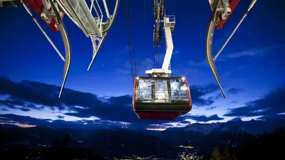 Gondelbahn Meran 2000 bei Nacht