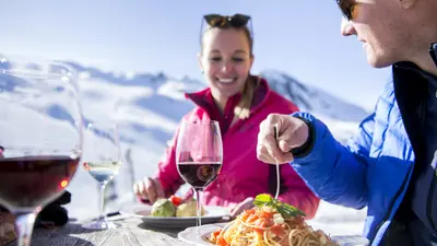 Paar beim Essen auf einer Hütte in Ratschings