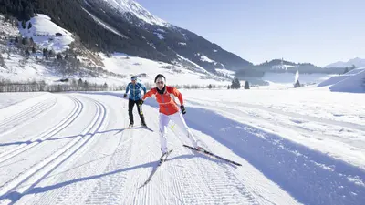 Paar bei Langlaufen in Ratschings