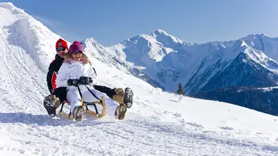 Paar auf einem Rodel in Ratschings