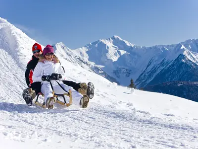 Paar auf einem Rodel in Ratschings © Sterzing-Ratschings (Klaus Peterlin)