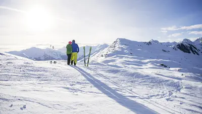 Paar genießt die Aussicht im Skigebiet Ratschings-Jaufen