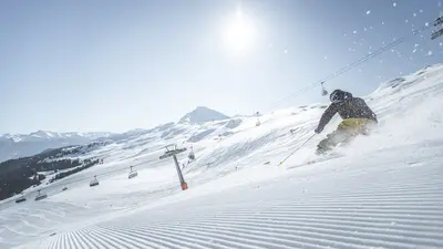 Skifahrer auf einer Piste in Ratschings-Jaufen