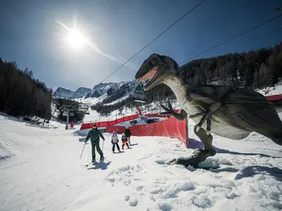 Am Klausberg stehen an manchen Pisten riesige Dinos © Martin Zimmerhofer