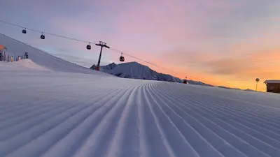 Piste beim Sonnenaufgang