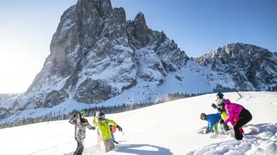 Schneespaß vor der spektakulären Kulisse der Dolomiten