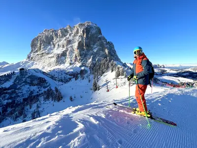 Skifahrer vor der beeindruckenden Dolomiten-Kulisse © Val Gardena | Gröden