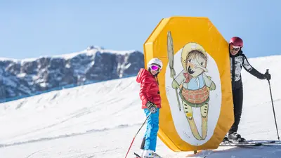 Hexen begleiten die Skigäste quer durch das Skigebiet