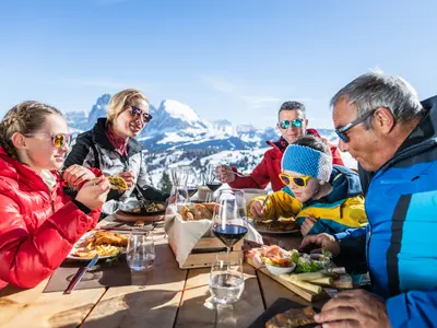 Beste Kulinarik braucht man auf der Seiser Alm nicht lange suchen © Dolomiti Superski / Harald Wisthaler