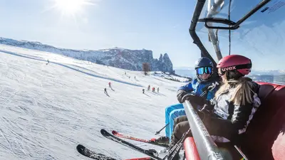 Skifahrer im Sessellift