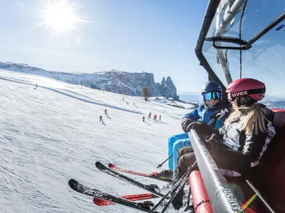 Die Seiser Alm lässt sich ausschließlich auf modernen Sesselliften erkunden © Dolomiti Superski / Harald Wisthaler
