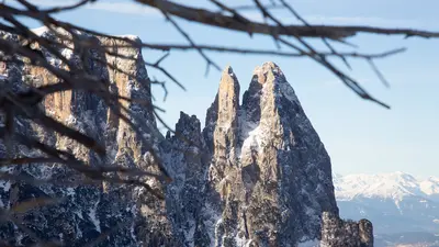 Spektakulär erhebt sich der Schlern am Rande der Seiser Alm