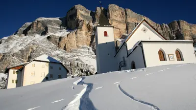 Die Kirche und das Hospiz Heilig Kreuz bzw. Santa Croce am Fuße des gleichnamigen Berges